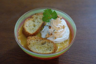 Velouté de potiron et noisette, croutons et chantilly salée