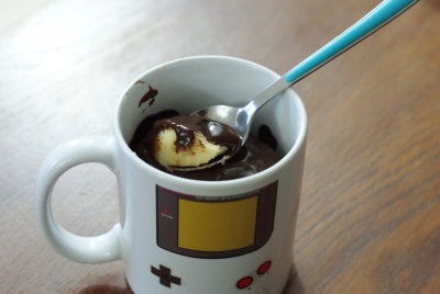 Mug cake au yaourt et sauce chocolat